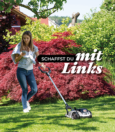 Junge Frau schiebt mit einer Han den EinhandAkku Rasenmäher von ikra